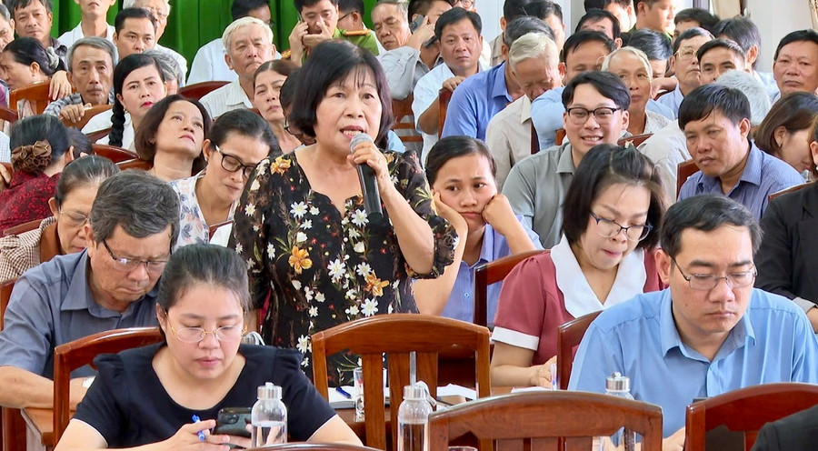 អ្នកបោះឆ្នោតឃុំ Tuy Phuoc បានបញ្ចេញមតិ និងអនុសាសន៍ក្នុងកិច្ចប្រជុំ។ រូបថត៖ Binh Duong hinh-2.jpg