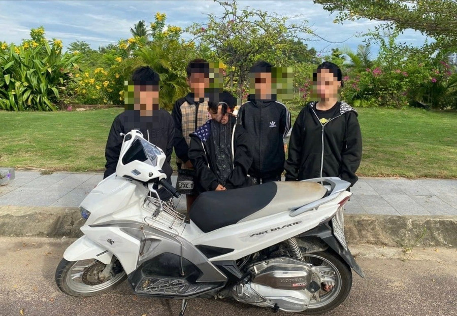 Các đối tượng cùng tang vật. Ảnh: ĐVCC cac-doi-tuong-915.jpg