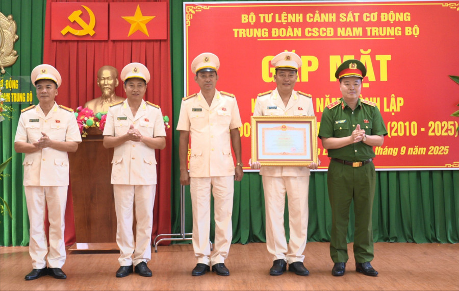 Trung tướng Nguyễn Ngọc Vân (đầu tiên từ phải sang) trao Bằng khen của Thủ tướng Chính phủ cho Trung đoàn CSCĐ Nam Trung bộ. Ảnh: Quốc Hùng trung-tuong-nguyen-ngoc-van-tu-lenh-canh-sat-co-dong-trao-bang-khen-cua-thu-tuong-chinh-phu-cho-tap-the-trung-doan-cscd-nam-trung-bo-1633.jpg
