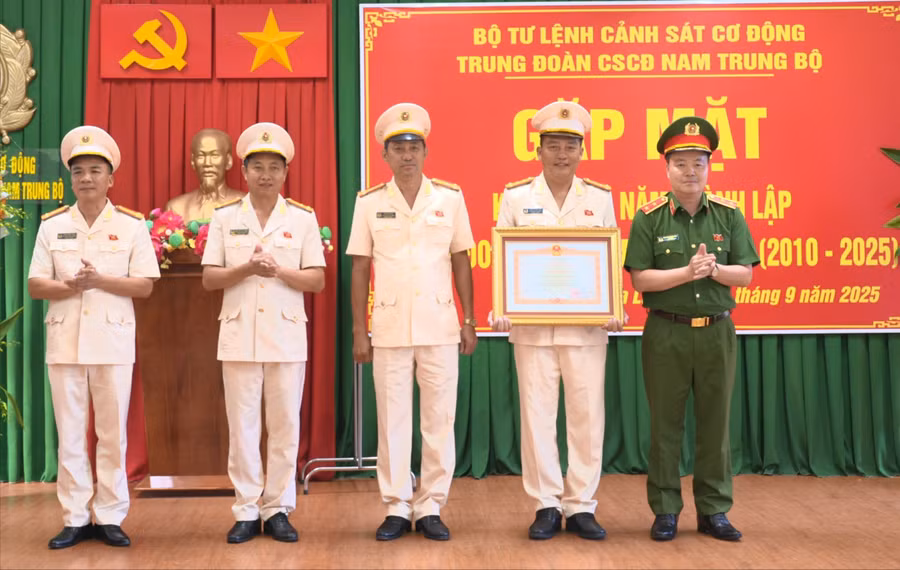 trung-tuong-nguyen-ngoc-van-tu-lenh-canh-sat-co-dong-trao-bang-khen-cua-thu-tuong-chinh-phu-cho-tap-the-trung-doan-cscd-nam-trung-bo-1633.jpg