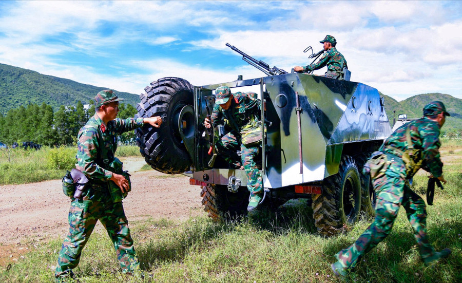 Lực lượng Đại đội trinh sát cơ giới 1 cơ động bảo vệ mục tiêu đặc biệt quan trọng. Ảnh: Anh Tuấn anh-2-2790.jpg