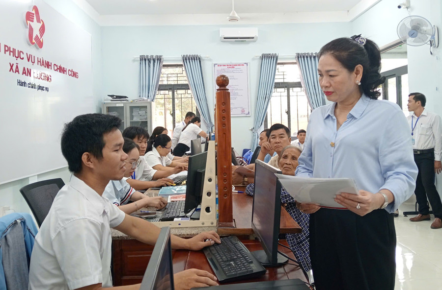 អនុប្រធានក្រុមប្រឹក្សាប្រជាជនខេត្ត Huynh Thuy Van បានចុះត្រួតពិនិត្យមជ្ឈមណ្ឌលសេវារដ្ឋបាលសាធារណៈឃុំ An Luong។ រូបថត៖ ង៉ោ សួង a2.jpg