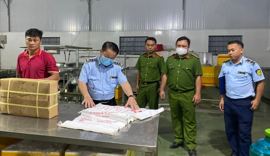 Tổ công tác kiểm tra sản phẩm đã được đóng gói, cấp đông. Ảnh: Nguyễn Chơn 3-7493.jpg