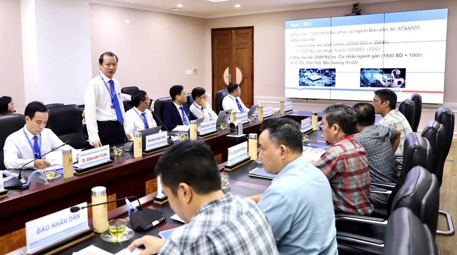 TS. Lê Xuân Vinh, Trưởng Phòng Đào tạo (Trường Đại học Quy Nhơn) giới thiệu thông tin tuyển sinh năm 2025 và tổng quan đề án, các ngành, chuyên ngành đào tạo công nghiệp bán dẫn, AI, an toàn và an ninh mạng. Ảnh: Minh Hiền 2-2025-07-15t141557339.jpg