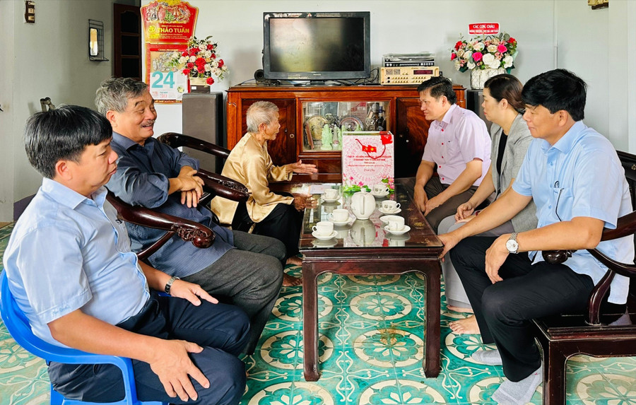Đồng chí Trương Văn Đạt (thứ ba từ phải sang) thăm, tặng quà bà Nguyễn Thị Giác (thương binh, tù đày) ở xã Tuy Phước Đông. Ảnh: Trương Trang anh-2-dong-chi-truong-van-dat-tham-tang-qua-ba-nguyen-thi-giac-thuong-binh-tu-day-o-xa-tuy-phuoc-dong-anh-truong-trang.jpg