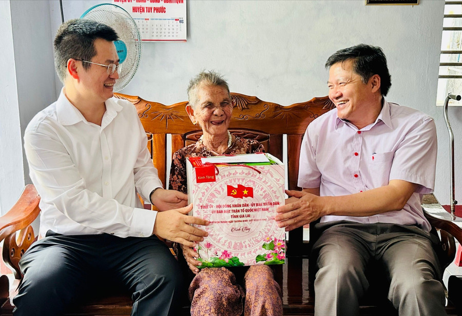 Đồng chí Trương Văn Đạt (bên phải) thăm, tặng quà Mẹ Việt Nam anh hùng Trương Thị Liên ở xã Tuy Phước. Ảnh: Trương Trang anh-1-dong-chi-truong-van-dat-tham-tang-qua-me-viet-nam-anh-hung-truong-thi-lien-o-xa-tuy-phuoc-anhtruong-trang.jpg