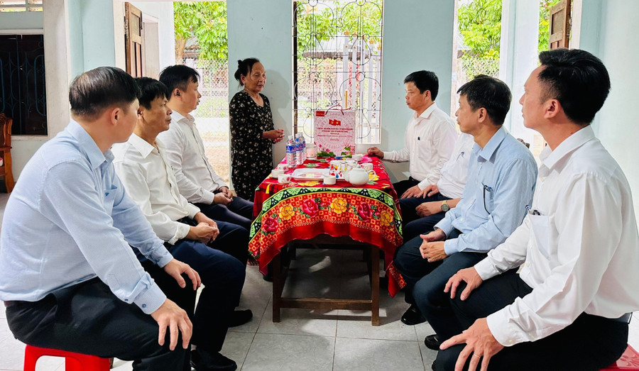 Bà Nguyễn Thị Hằng (người nhiễm chất độc hóa học, ở xã Bình Phú) cảm ơn đoàn công tác. Ảnh: Trương Trang anh-2-ba-nguyen-thi-hang-doi-tuong-chat-doc-hoa-hoc-o-xa-binh-phu-phat-bieu-cam-on-doan-cong-tac.jpg