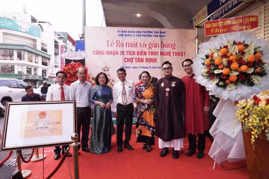 Chợ Tân Định (phường Tân Định, TP Hồ Chí Minh) được gắn bảng công nhận di tích kiến trúc nghệ thuật cấp Thành phố, mở ra cơ hội làm sống lại không gian văn hóa xưa ở ngay trung tâm đô thị sầm uất, hiện đại.