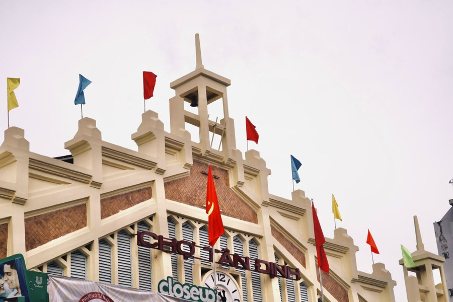 Với kiến trúc gần 100 năm tuổi và gam màu vàng đặc trưng, chợ Tân Định vừa được công nhận di tích cấp Thành phố, trở thành điểm đến văn hóa và mua sắm độc đáo không thể bỏ lỡ.