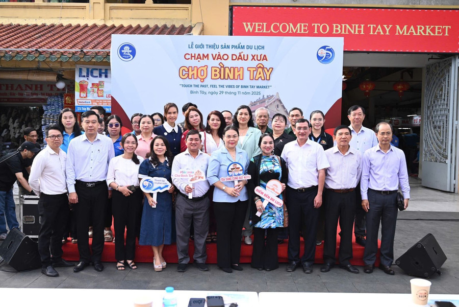 Ban quản lý chợ Bình Tây ra mắt chương trình tham quan &quot;Chạm vào dấu xưa&quot; kết hợp biểu diễn múa lân sư rồng, trống hội, khu ẩm thực và workshop thủ công.