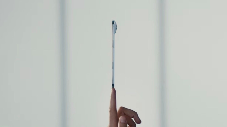 Ảnh: Apple iphone-air-on-finger.jpg