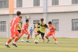 Cầu thủ Nguyễn Đình Phát (số 47, áo xanh) thi đấu xuất sắc và giành giải vua phá lưới của giải đấu. Ảnh: R'Ô HOK