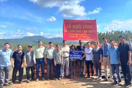 Quang cảnh lễ khởi công xây dựng nhà tình nghĩa cho hộ gia đình bà Đinh Thị Rét. Ảnh: ĐVCC