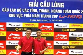 Trọng tài cầu lông Nguyễn Văn Hùng (bên phải) và trọng tài cầu lông Hoàng Đức Hợp. Ảnh: NVCC