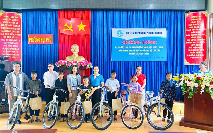 Ban tổ chức tặng xe đạp cho các em học sinh DTTS có hoàn cảnh khó khăn. Ảnh: K.N ban-to-chuc-tang-xe-dap-cho-cac-em-hoc-sinh-dtts-co-hoan-canh-kho-khan-anh-kn.jpg
