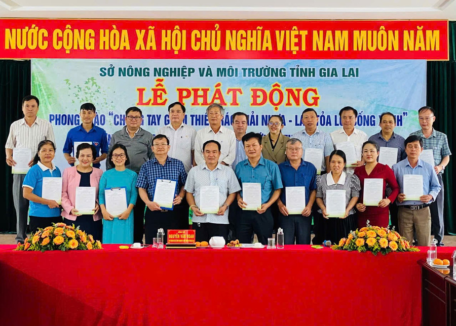 Các đơn vị ngành Nông nghiệp và Môi trường tỉnh ký bản cam kết thực hiện phong trào “Chung tay giảm thiểu rác thải nhựa–Lan tỏa lối sống xanh”. Ảnh: Kim Ngân z6673119172730-198a5d158c7b6d4ca8f33935ba404e65.jpg