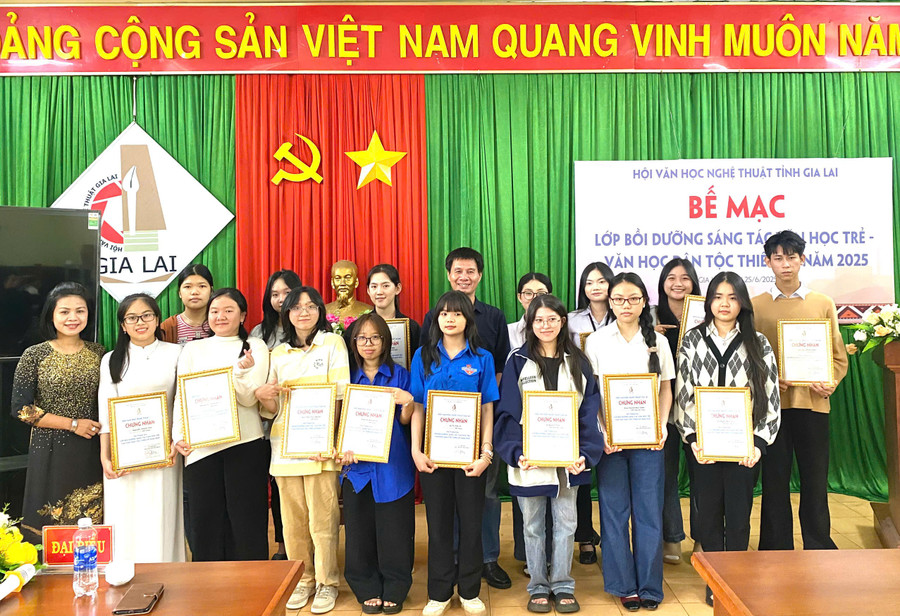 La Asociación Provincial de Artes y Literatura entregó certificados a los estudiantes que completaron el curso de formación. Foto: Kim Ngan 9f951244bc8f0bd1529e.jpg