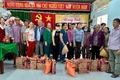Tặng quà cho người dân khó khăn xã Tuy Phước