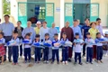 Tặng quà cho học sinh Trường Tiểu học Bình Tân (điểm trường thôn M6)