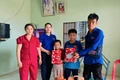 Dù di chuyển, nói chuyện khó khăn nhưng Hữu (bìa phải) vẫn cố gắng đến tận nhà thăm, tặng quà cho các trường hợp khó khăn.