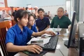 Đoàn viên, thanh niên phường An Nhơn Bắc hỗ trợ người dân tại Trung tâm Phục vụ Hành chính công phường.