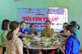 Đoàn Thanh niên xã Canh Vinh phối hợp cùng các đơn vị tổ chức "Bữa cơm tri ân" tại nhà bà Võ Thị Dây (thân nhân liệt sĩ Bùi Lộc).