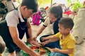Anh May cùng làm đèn lồng với trẻ tại Niệm Phật đường Mỹ Hóa