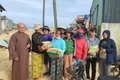 Chi hội Tịnh Đức trao quà hỗ trợ người dân vùng bão