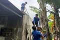 Đoàn Thanh niên xã Tuy Phước phối hợp cùng Chi đoàn thôn Phổ Trạch giúp người dân gia cố nhà cửa.