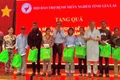 Tặng quà cho bệnh nhân nghèo tại Bệnh viện Đa khoa tỉnh Gia Lai