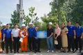 Tặng công trình thanh niên "Thắp sáng đường quê". Ảnh: D.L
