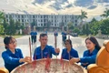 Thắp hương tại Nghĩa trang Liệt sĩ ở phường Quy Nhơn Nam