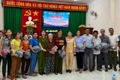 Gia Lai: Tuyên truyền pháp luật và tặng mũ bảo hiểm cho người dân và học sinh 