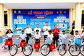 Đại diện Tỉnh đoàn Gia Lai và Hội Doanh nhân trẻ tỉnh Đồng Nai tặng quà cho học sinh