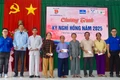 Tặng quà cho các gia đình chính sách. Ảnh: D.L
