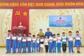 Tỉnh đoàn Gia Lai tặng 50 suất quà cho học sinh xã Vạn Đức.