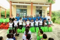 Tặng quà cho trẻ em tại chương trình. Ảnh: ĐVCC