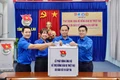 Cán bộ Tỉnh đoàn quyên góp tại lễ phát động Chiến dịch “Chung tay vượt bão”, ủng hộ đồng bào vùng bị thiệt hại do bão số 10.