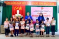 Trao quà cho thiếu nhi tại chương trình.