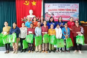  Gia Lai: Trao 100 suất quà cho phụ nữ khiếm thị