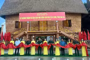 Binh đoàn 15 bàn giao nhà rông văn hóa và công trình “Sao sáng buôn làng” 