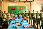 Công an xã Ia O trao đổi thông tin, đảm bảo an ninh khu vực biên giới