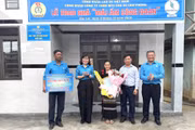 Công đoàn Cao su Việt Nam hỗ trợ 100 triệu đồng xây nhà "Mái ấm Công đoàn".