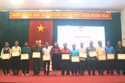 Xã Kbang khen thưởng 15 người có uy tín trong đồng bào dân tộc thiểu số
