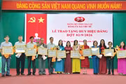 Đảng ủy xã Chư Sê và Tuy Phước trao tặng huy hiệu Đảng cho các đảng viên đợt 2-9