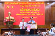 Chủ tịch UBND tỉnh Phạm Anh Tuấn nhận bằng khen của Thủ tướng Chính phủ