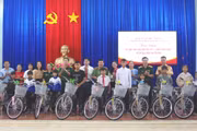 Trao hơn 70 xe đạp "Nâng bước em đến trường" cho học sinh Gia Lai