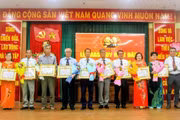 Phường Quy Nhơn Đông và xã Bình Phú trao Huy hiệu Đảng đợt 2-9 cho đảng viên