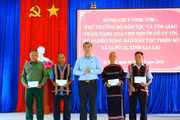 Thứ trưởng Y Vinh Tơr thăm, tặng quà Người có uy tín tại xã biên giới Ia Púch
