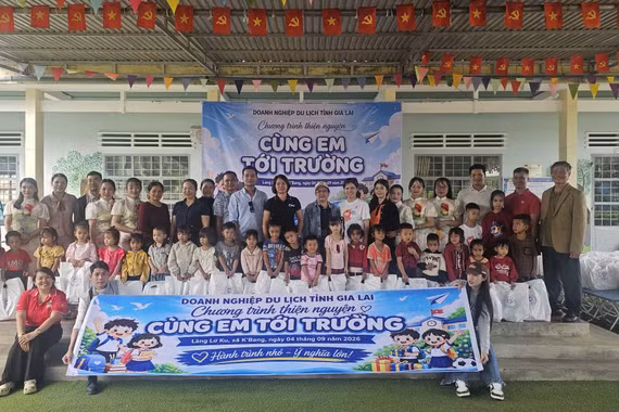 Nhiều phần quà thiết thực trao cho học sinh vùng khó
